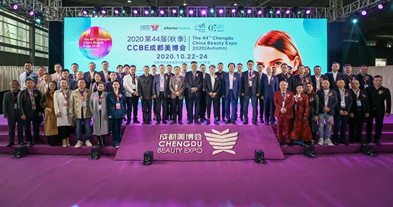 全國(guó)各地40余位行業(yè)商協(xié)會(huì)會(huì)長(zhǎng)參與CCBE開幕式 全國(guó)各地40余位行業(yè)商協(xié)會(huì)會(huì)長(zhǎng)參與CCBE開幕式