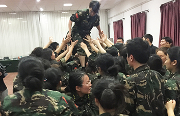 �Θ�ƥ�R�y��Խ�����˱��F(tu��n)���L(zh��ng)����