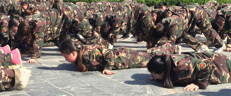 һ�˷��e(cu��)ȫ�w���P���@���ǈF(tu��n)�(du��)����