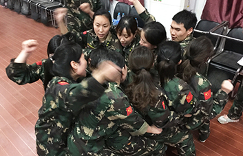 ���ˉ�(m��ng)�룬���ˈF(tu��n)�(du��)��ÿ��(g��)�˱،���(ji��n)����ȥ��